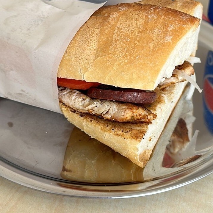 Yarım Ekmek Arası Tavuk & Sucuk