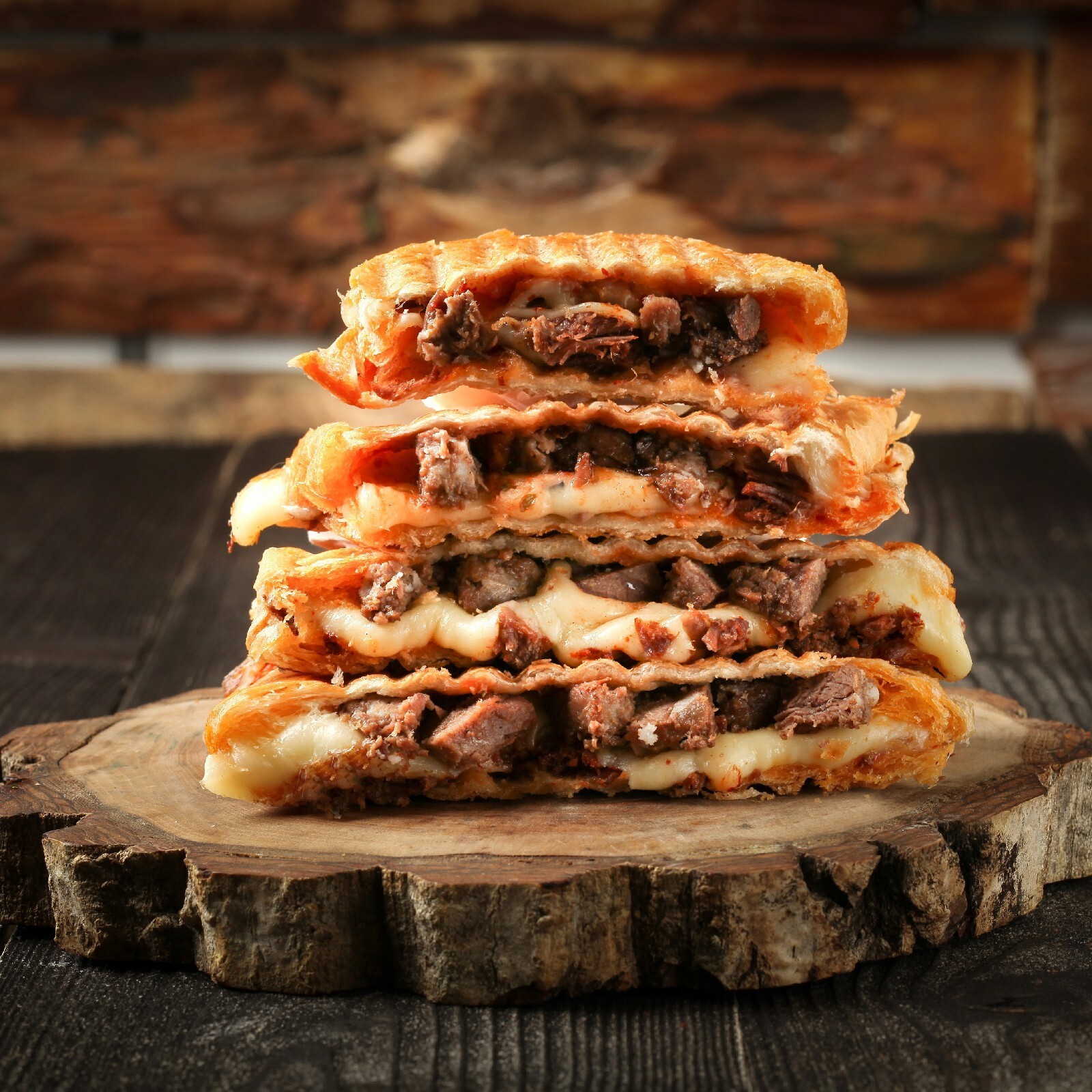 Kavurmalı Kaşarlı Tost