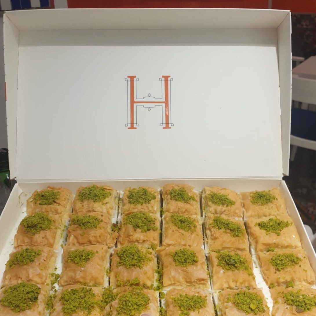 Sade Fıstıklı Süt Baklava (24 Dilim)