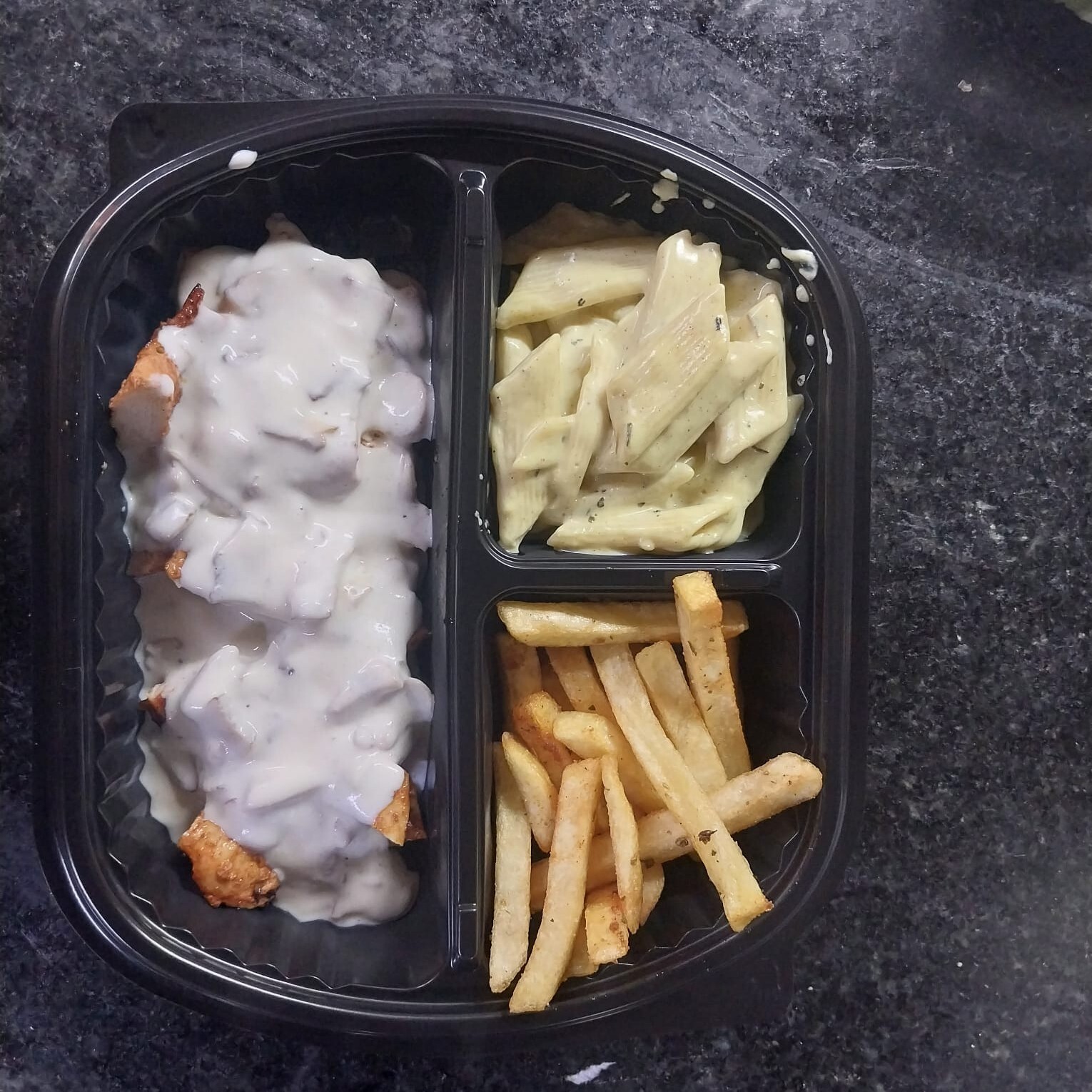 Tavuk Mushroom Menü ( patates cipsi + makarna + salata + turşu )