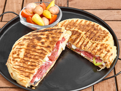 Kaşarlı Sucuklu Bazlama Tost