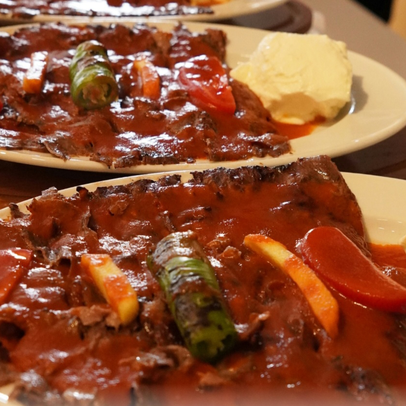 İskender Et Döner Meşhur iskender döner Köz Tereyağı farkıyla Tek & Coca-Cola (33 cl.)