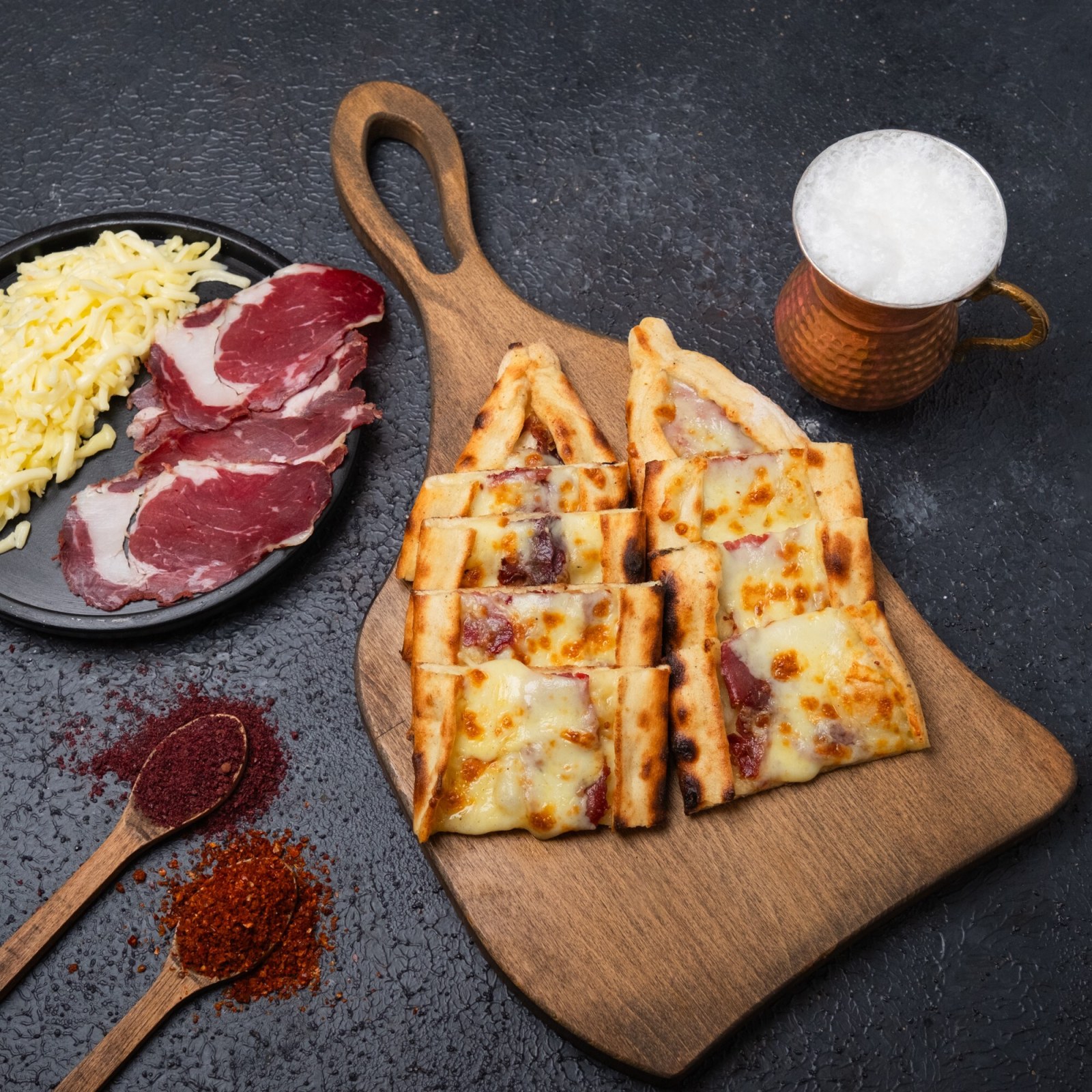 Kaşarlı Pastırmalı Pide