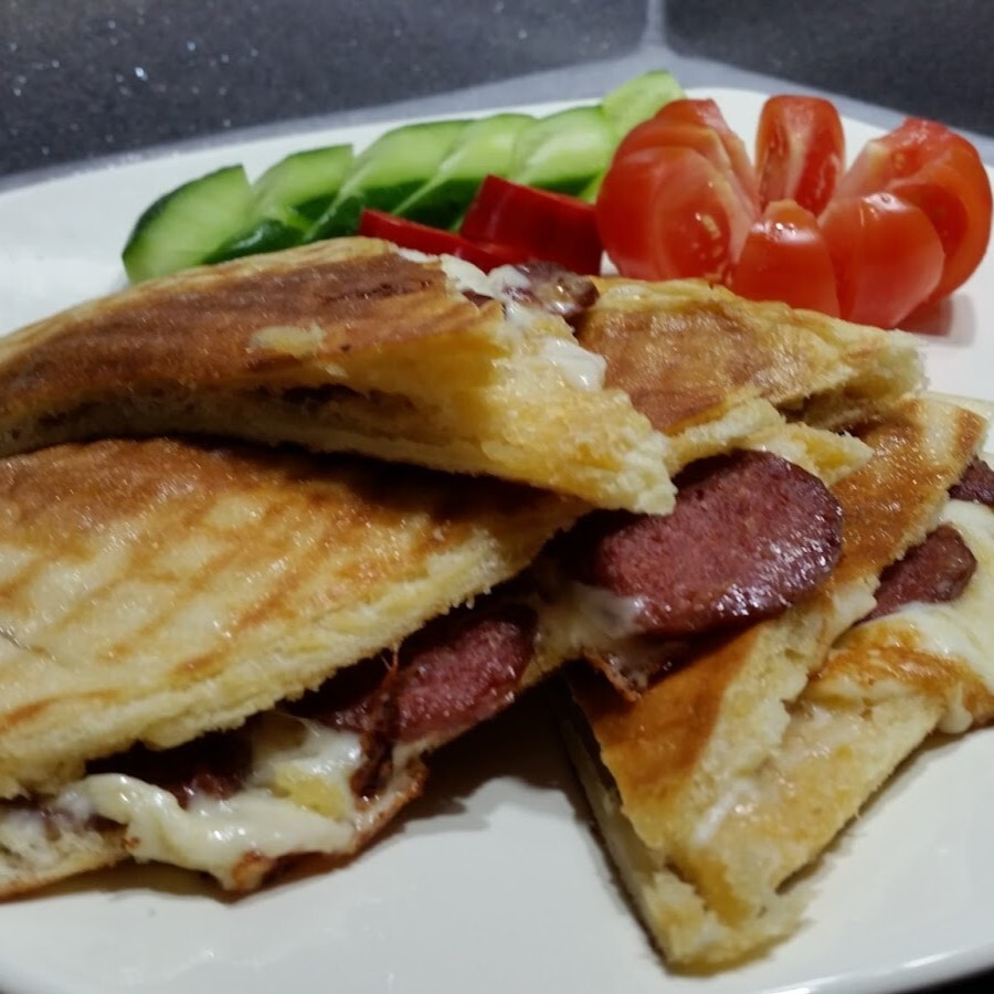 Bazlama Ekmek Sucuklu Sanayi Tost