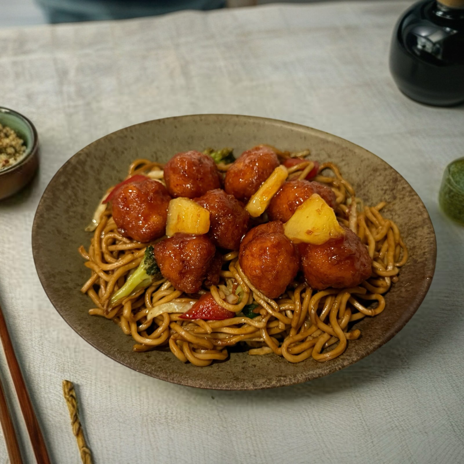 Sebzeli Noodle Üstü Tatlı Ekşi Tavuk