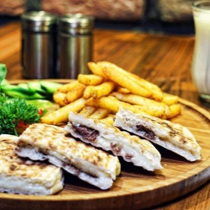 Sade Kavurmalı Bazlama Tost+Söğüş