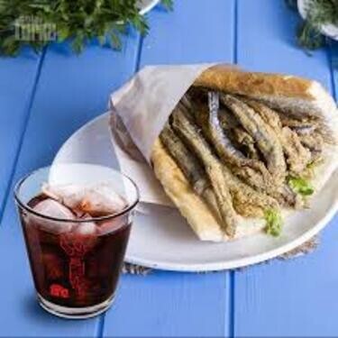 Hamsi Balık Ekmek +coca cola