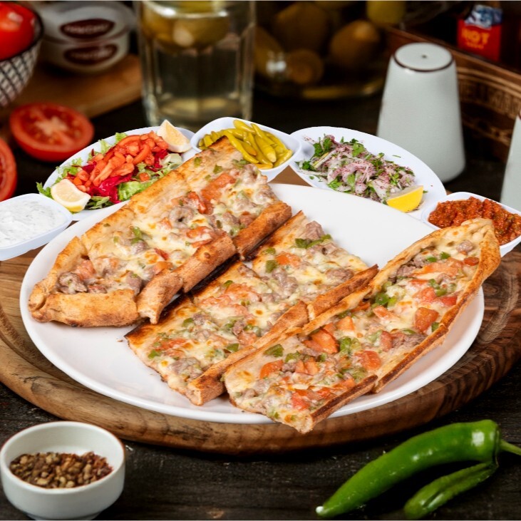 Kuşbaşılı Kaşarlı Pide