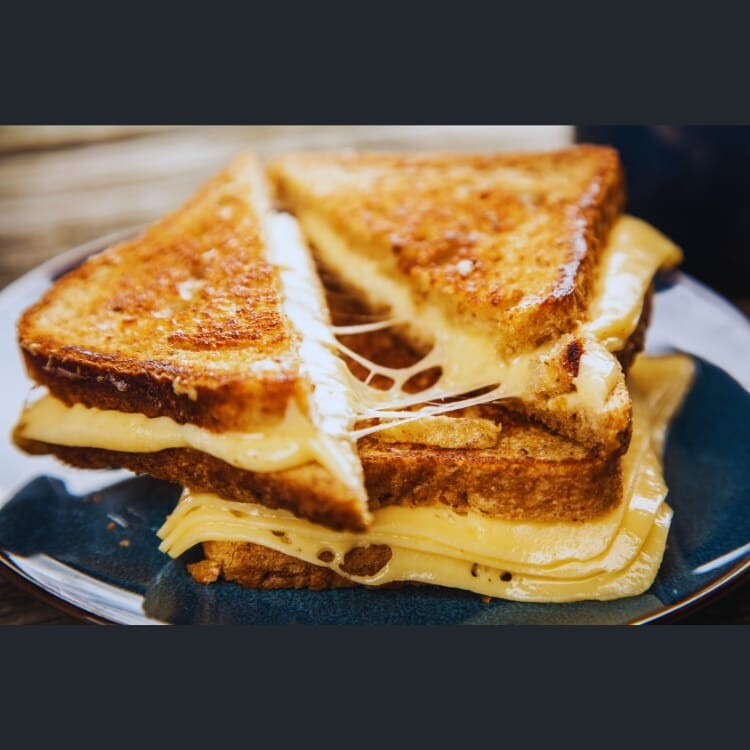 Ayvalık Ekmeğine Dört Peynirli Tost