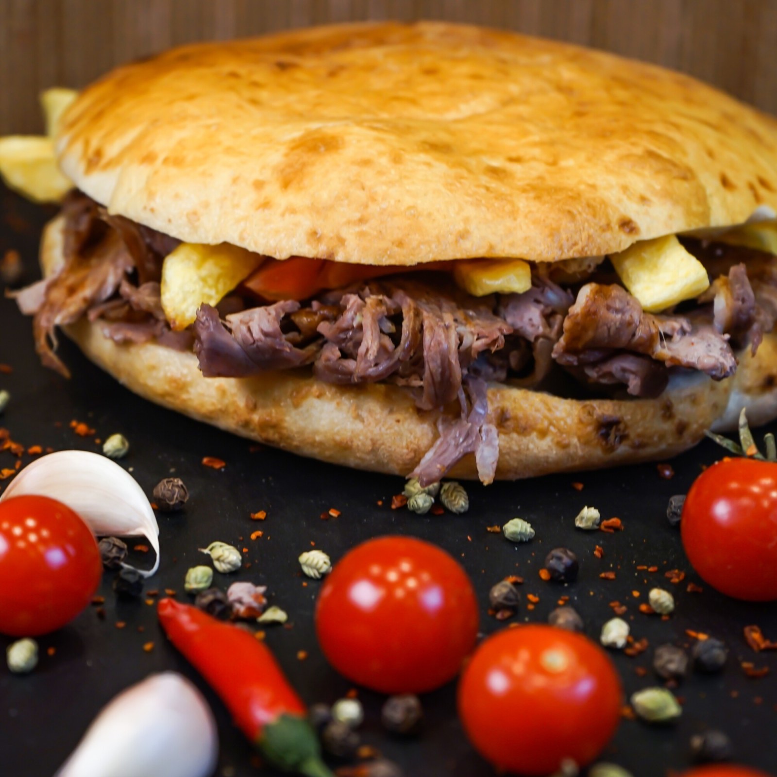 2 Adet Yarım Ekmek Et Döner + Coca-Cola (1 L.)