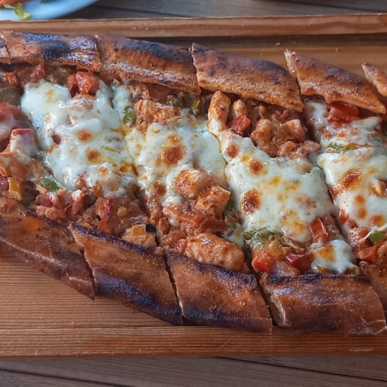 Tavuklu Kaşarlı Pide
