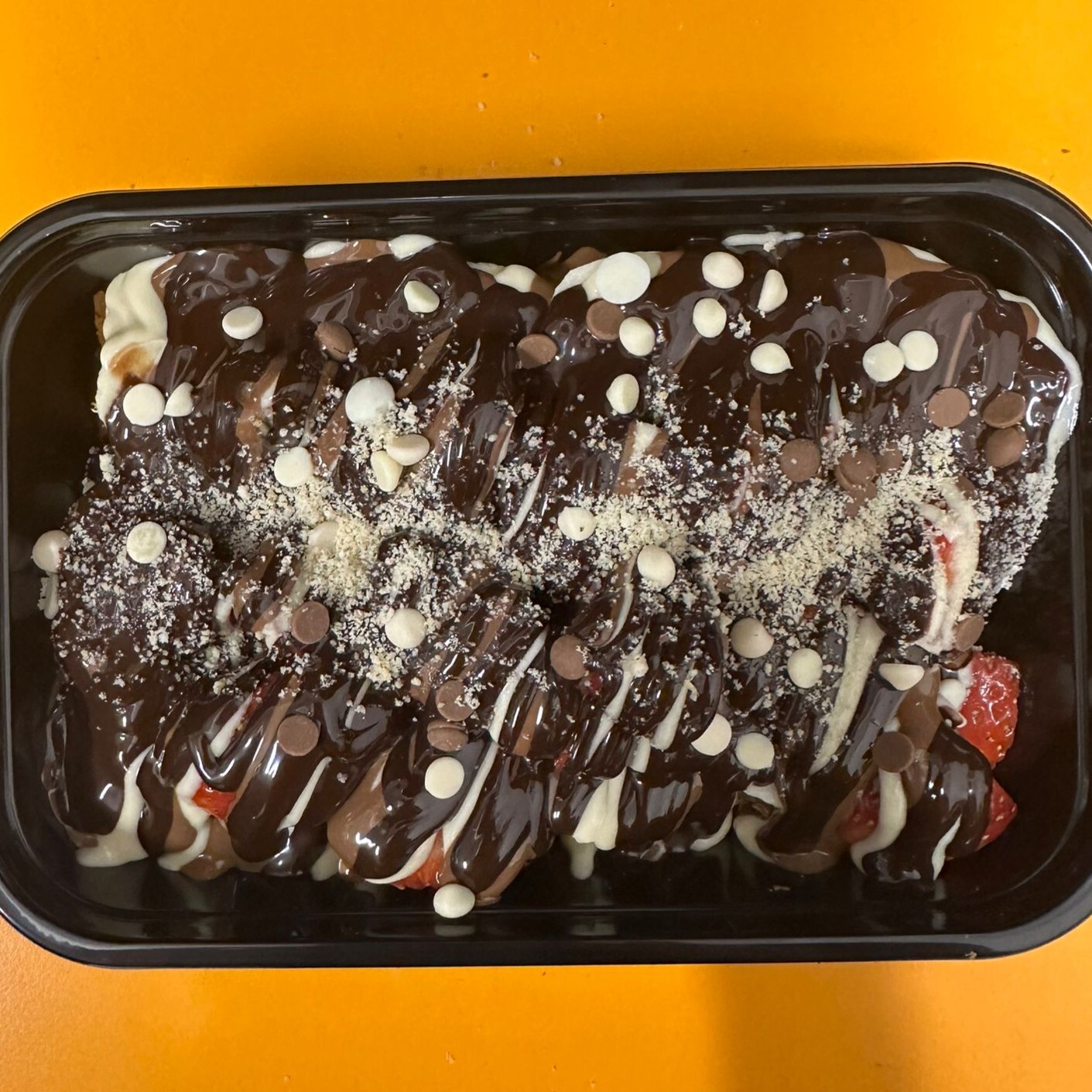 Bitter çikolatalı Waffle Bowl (Dilimlenmiş hamur) +Coca Cola Menü
