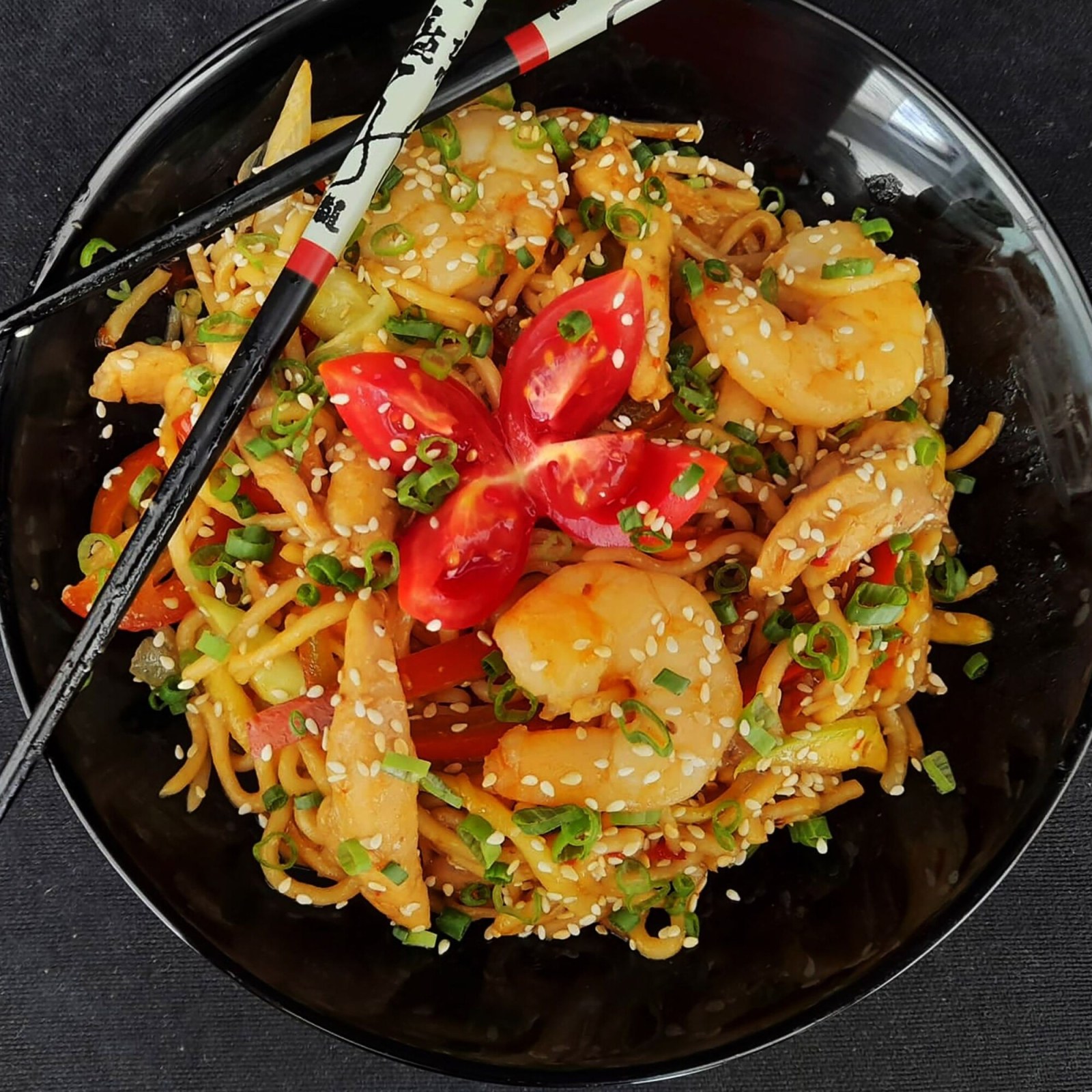 Karidesli Tavuklu Wok