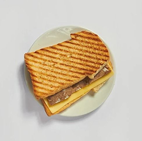 Ayvalık Ekmeğine Kaşarlı Kavurmalı Tost