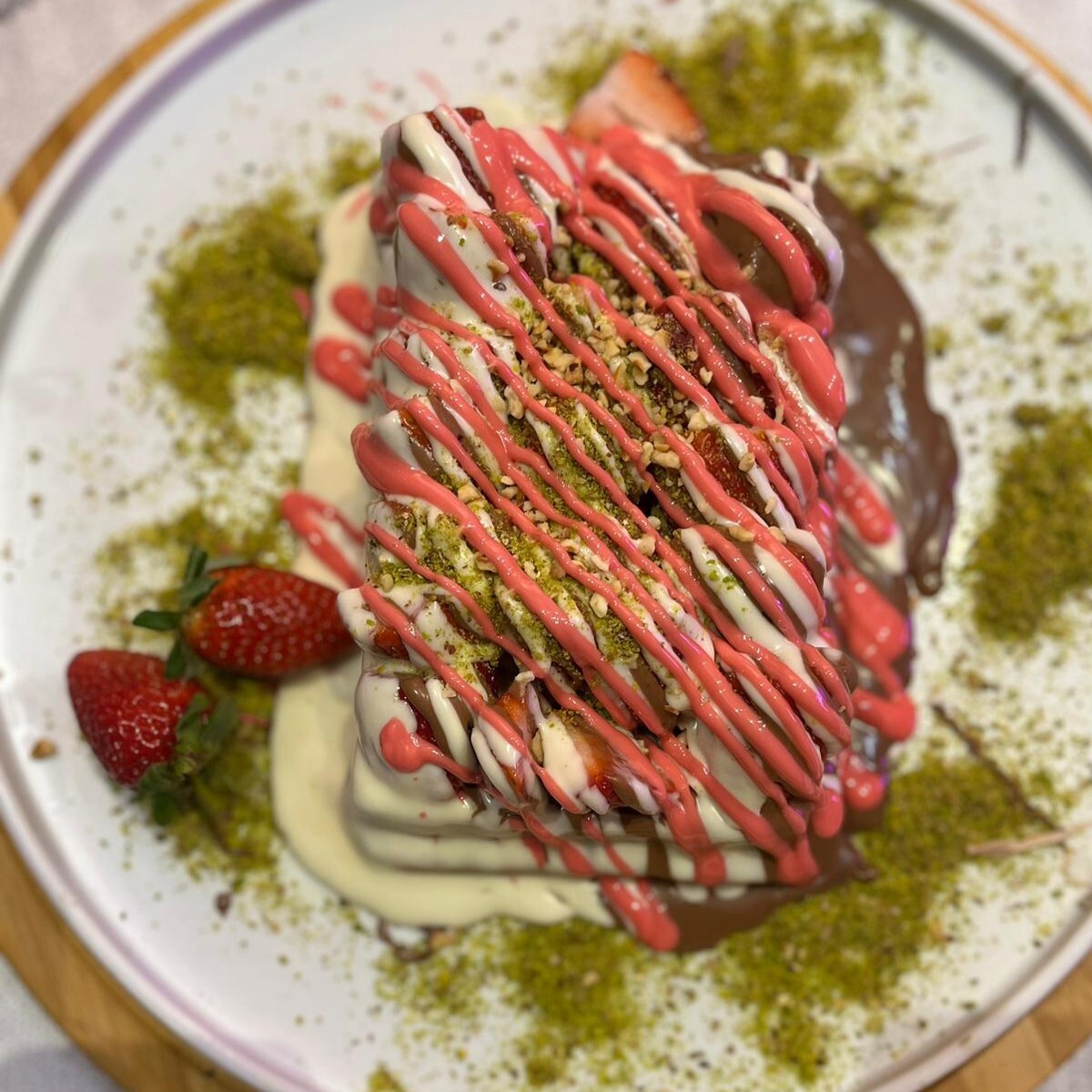 Sütlü/Beyaz Çikolatalı Çilek Soslu Çilekli Waffle (Büyük)