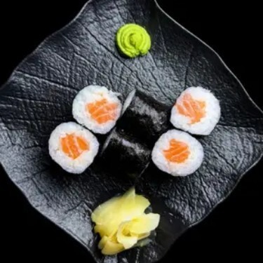 Spicy Salmon Maki (6 pcs)