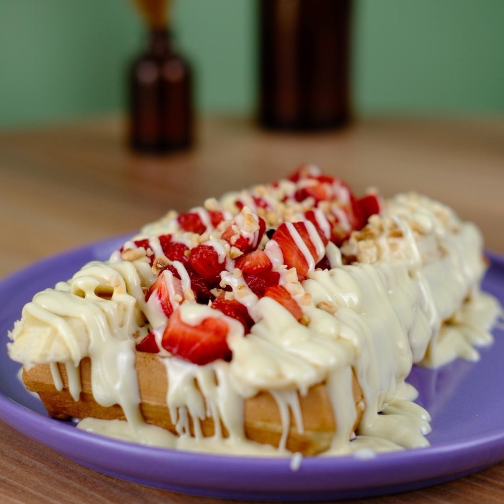 Beyaz Çikolatalı Muzlu Çilekli Waffle (Belçika Hamur)
