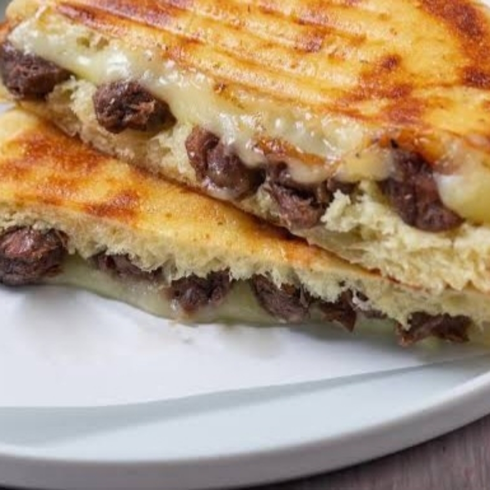 Kavurmalı Kaşarlı Bazlama Tost (Seçeceğin İçecek İle Birlikte)