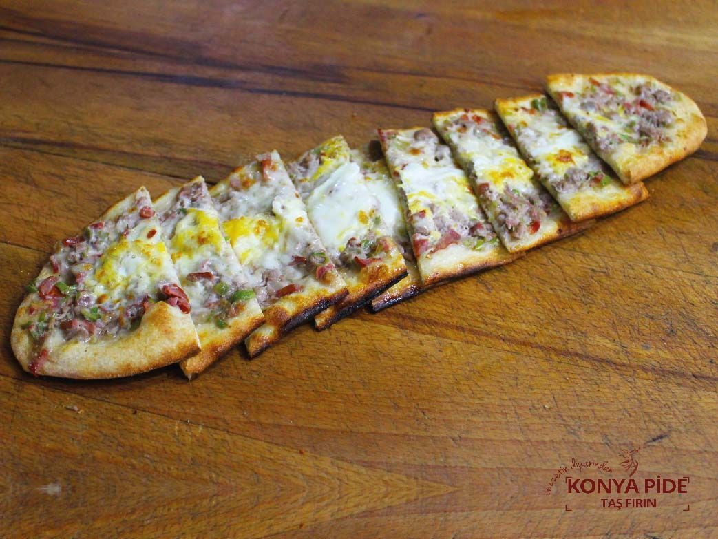 Kuşbaşılı Kaşarlı Yumurtalı Pide