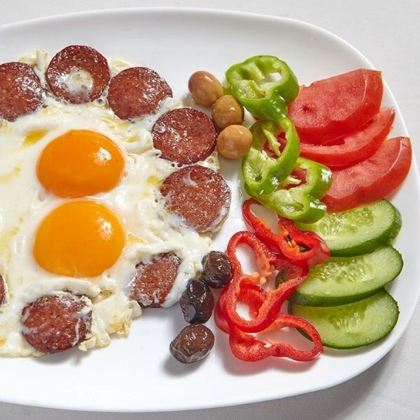 Sahanda Sucuklu Yumurta