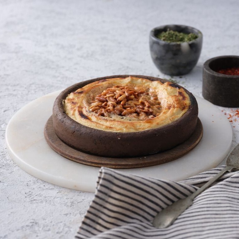 Güveçte Çam Fıstıklı Humus