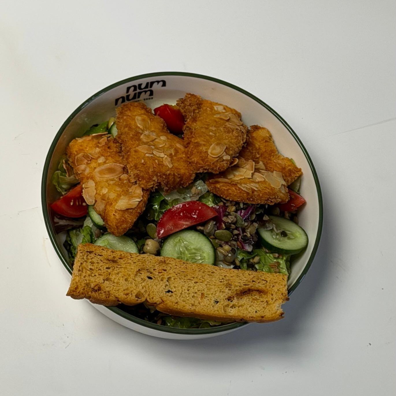 Bademli Krokanlı Tavuklu Salata