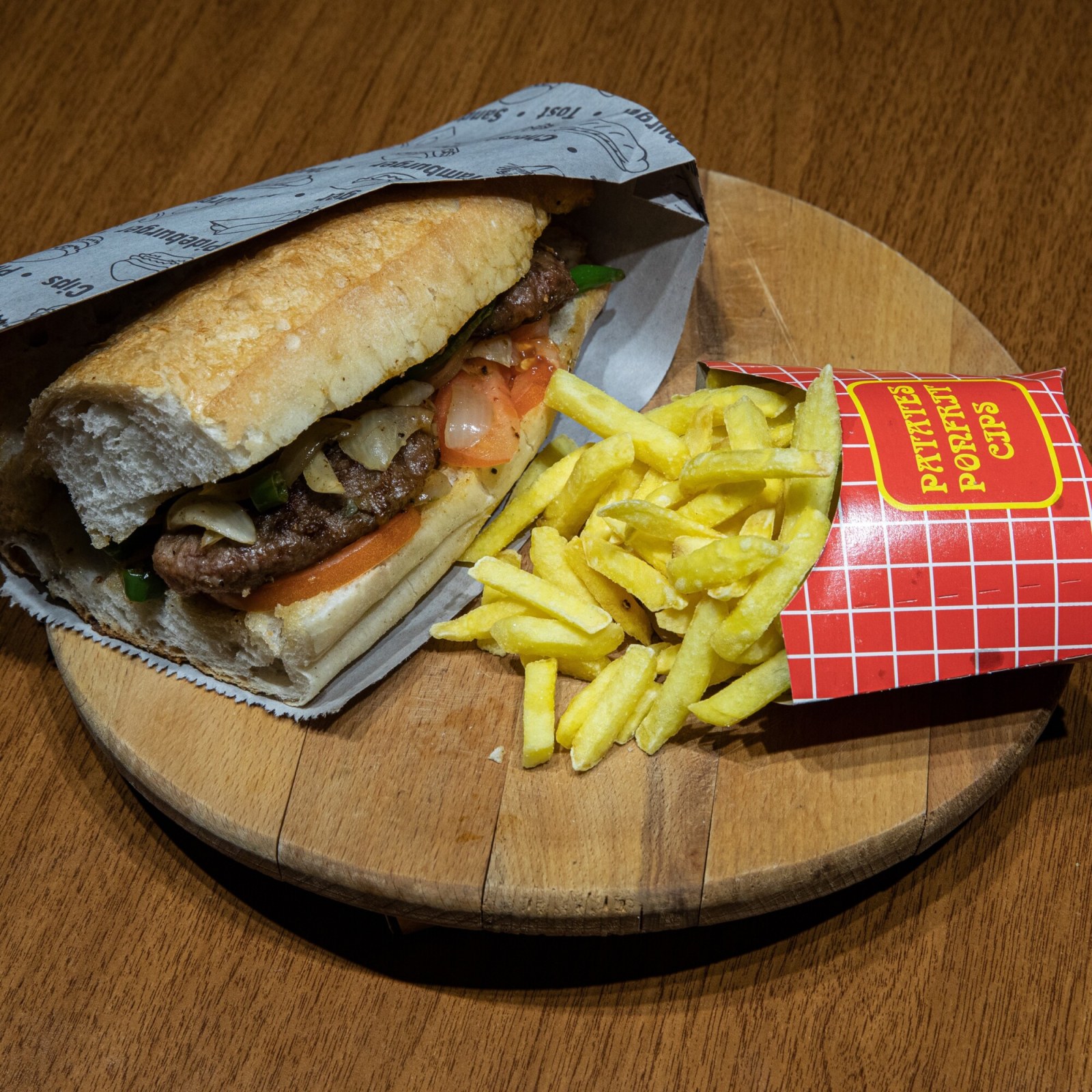 Köfte Ekmek Menü ( Yarım Ekmek Köfte + Patates Kızartması + İçecek )