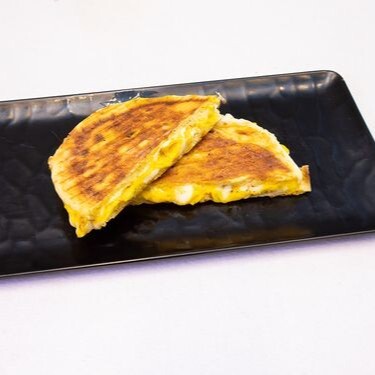 Üç Peynirli Bazlama Tost