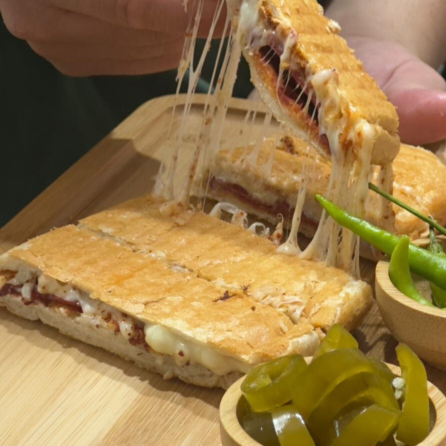 Tost ekmek yarım