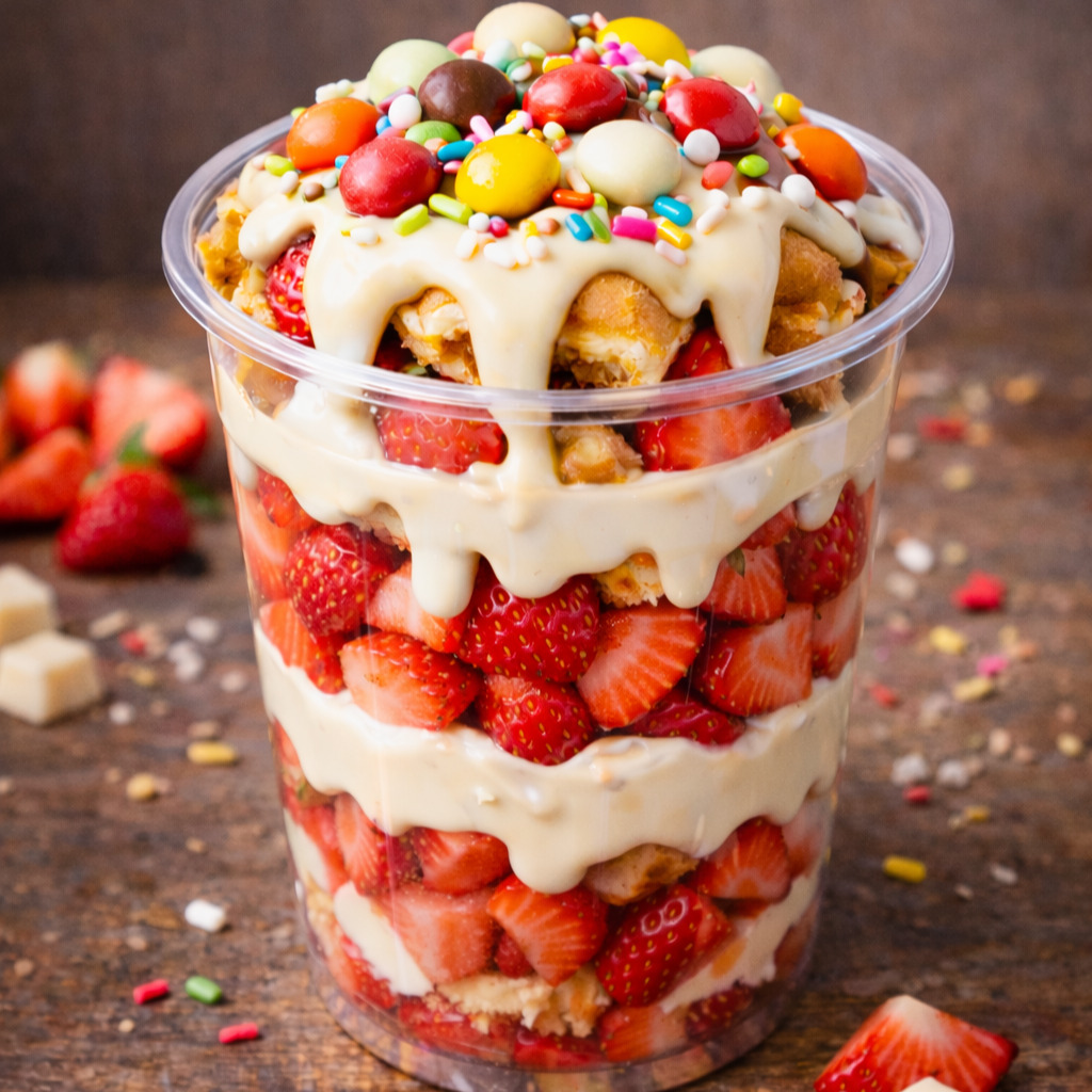 Beyaz Çikolatalı Çilekli Cup Waffle
