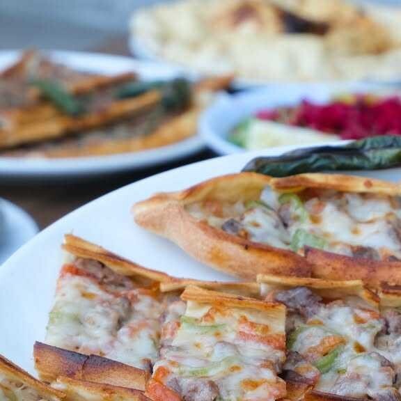 Kuşbaşılı Mantarlı Kaşarlı Pide