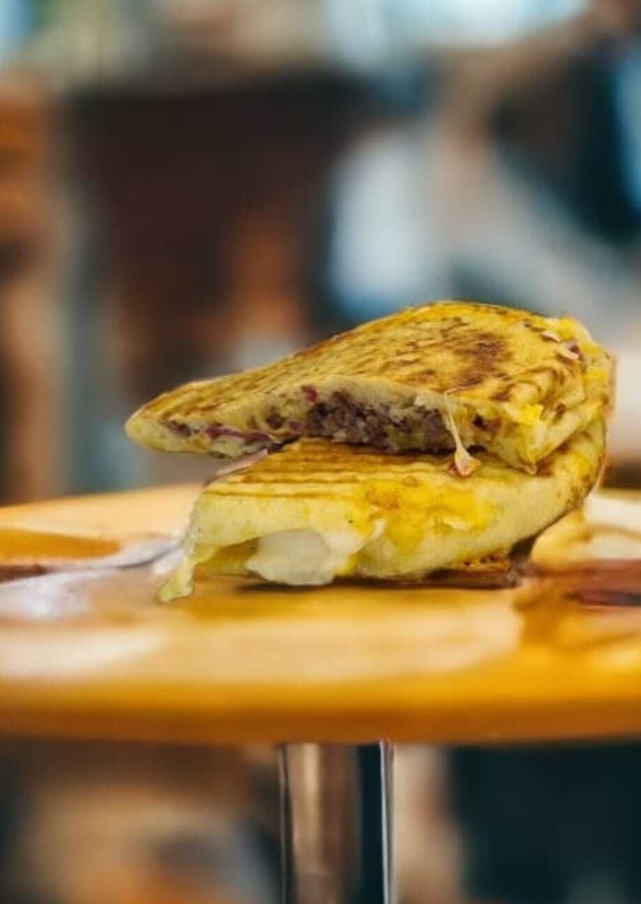 Süper Bazlama Tost Kavurmalı Gurme Special Özel Yapım