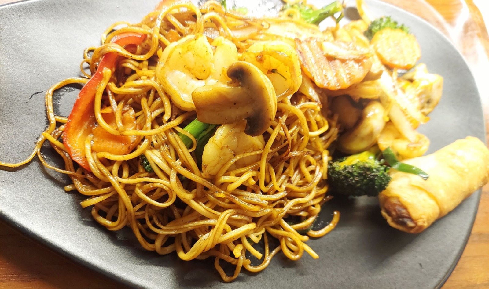 Kızarmış Yumurtalı Erişte (Karides) & Fried Egg Noodles (Shrimp)