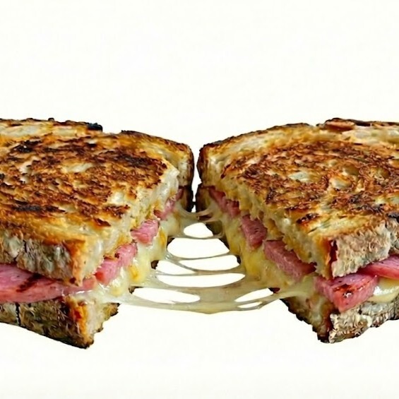 Ekşi Mayalı Ekmeğe Salamlı Kaşarlı Tost