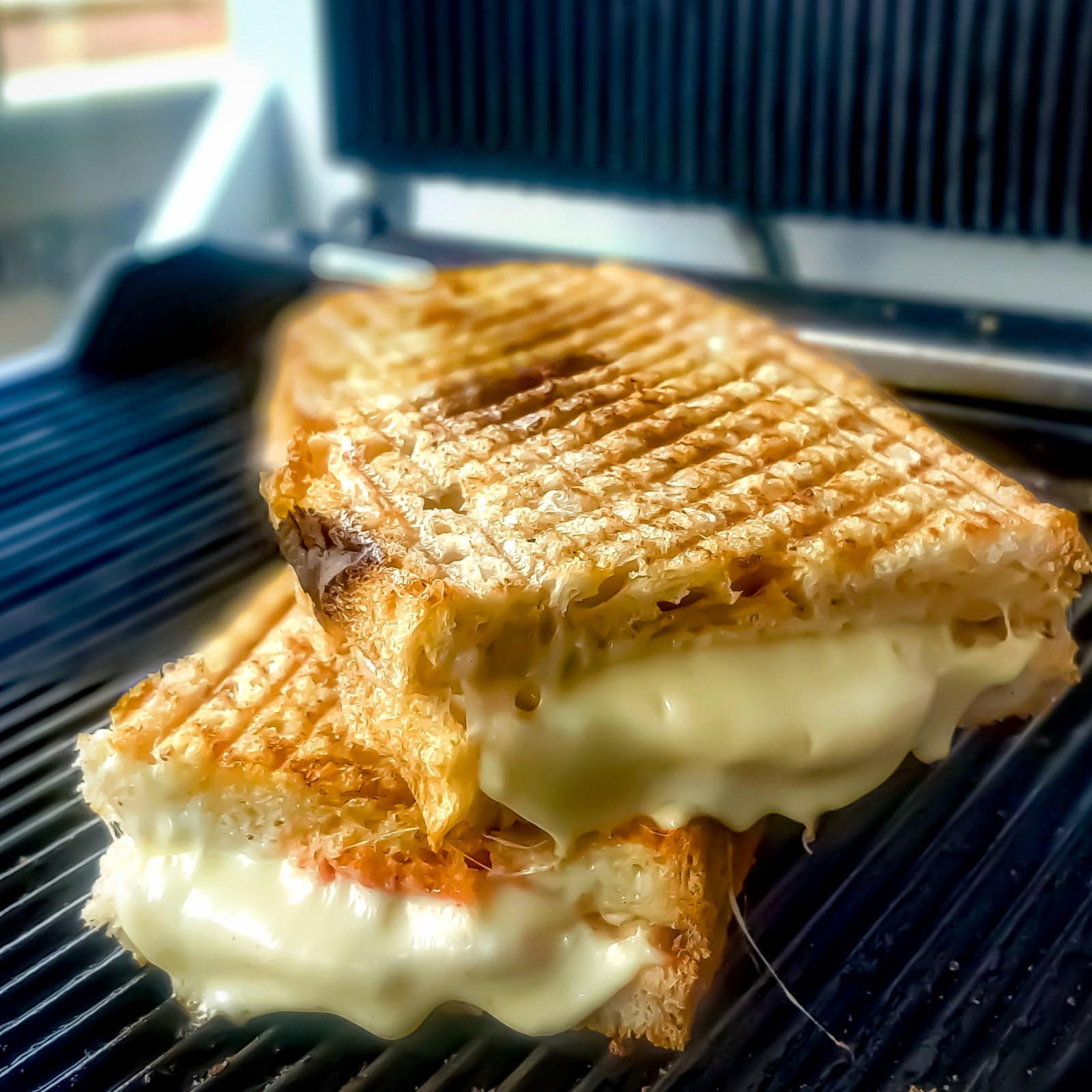 Yarım Ekmek Kaşarlı Tost