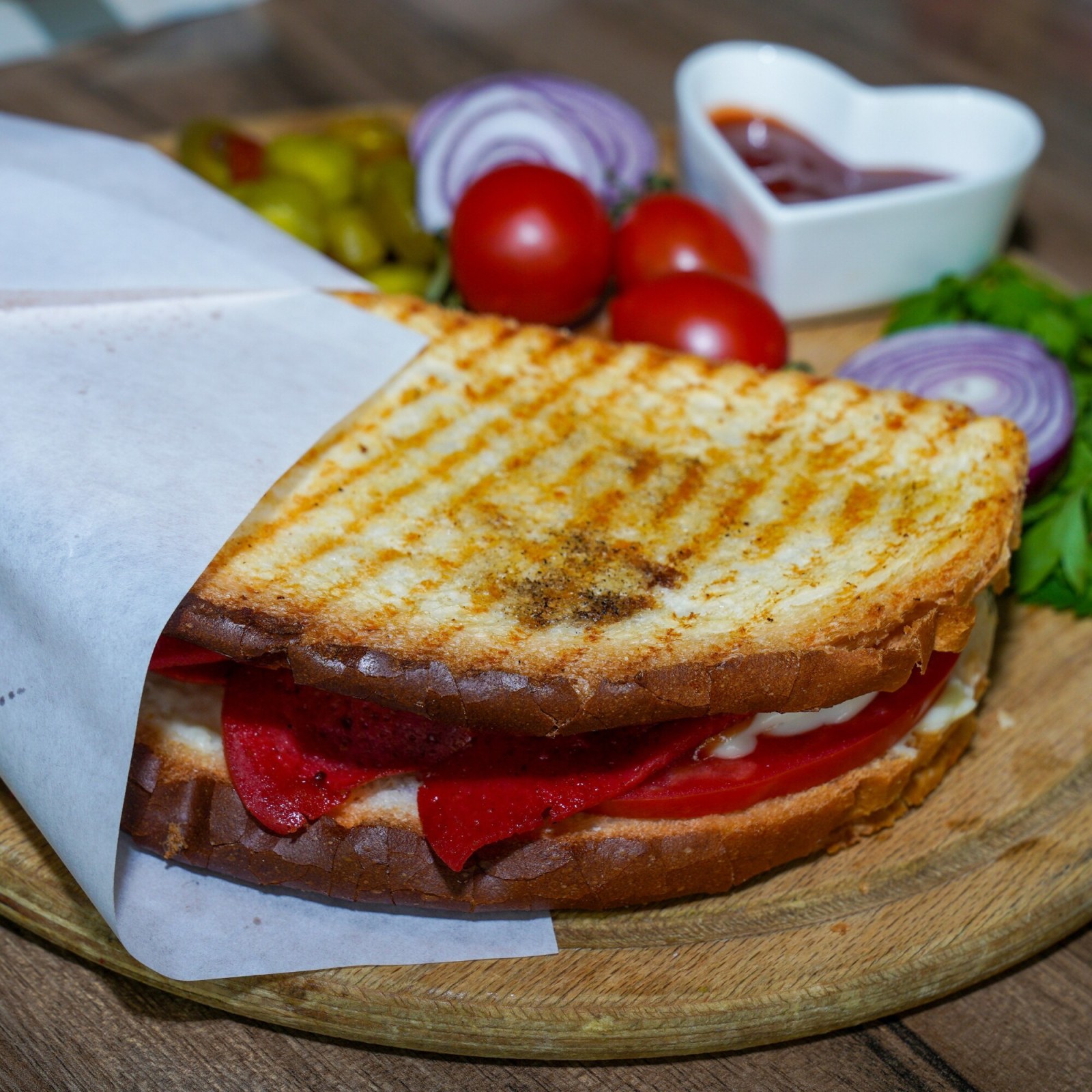 Salamlı Kaşar Peynirli Ayvalık Tost