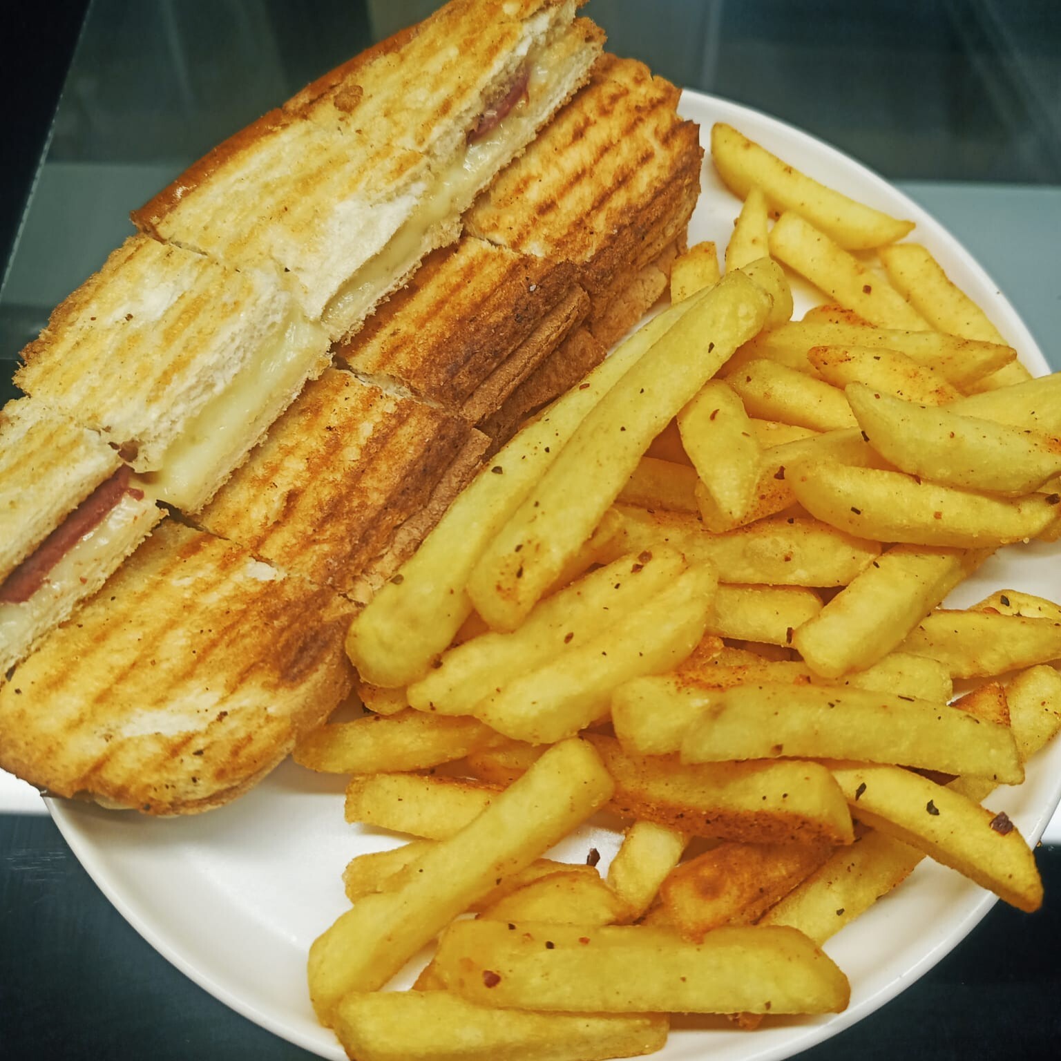 Kaşarlı Tost Ayvalık Ekmeğine