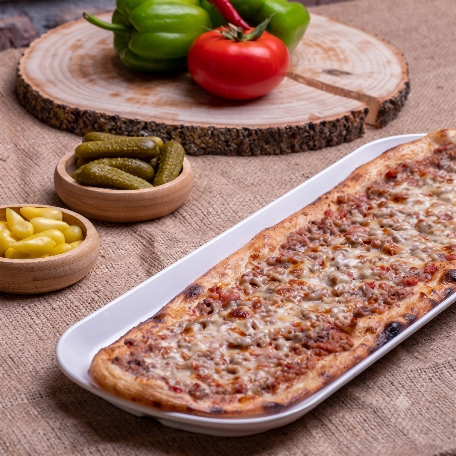 Kuşbaşılı Kaşarlı Pide