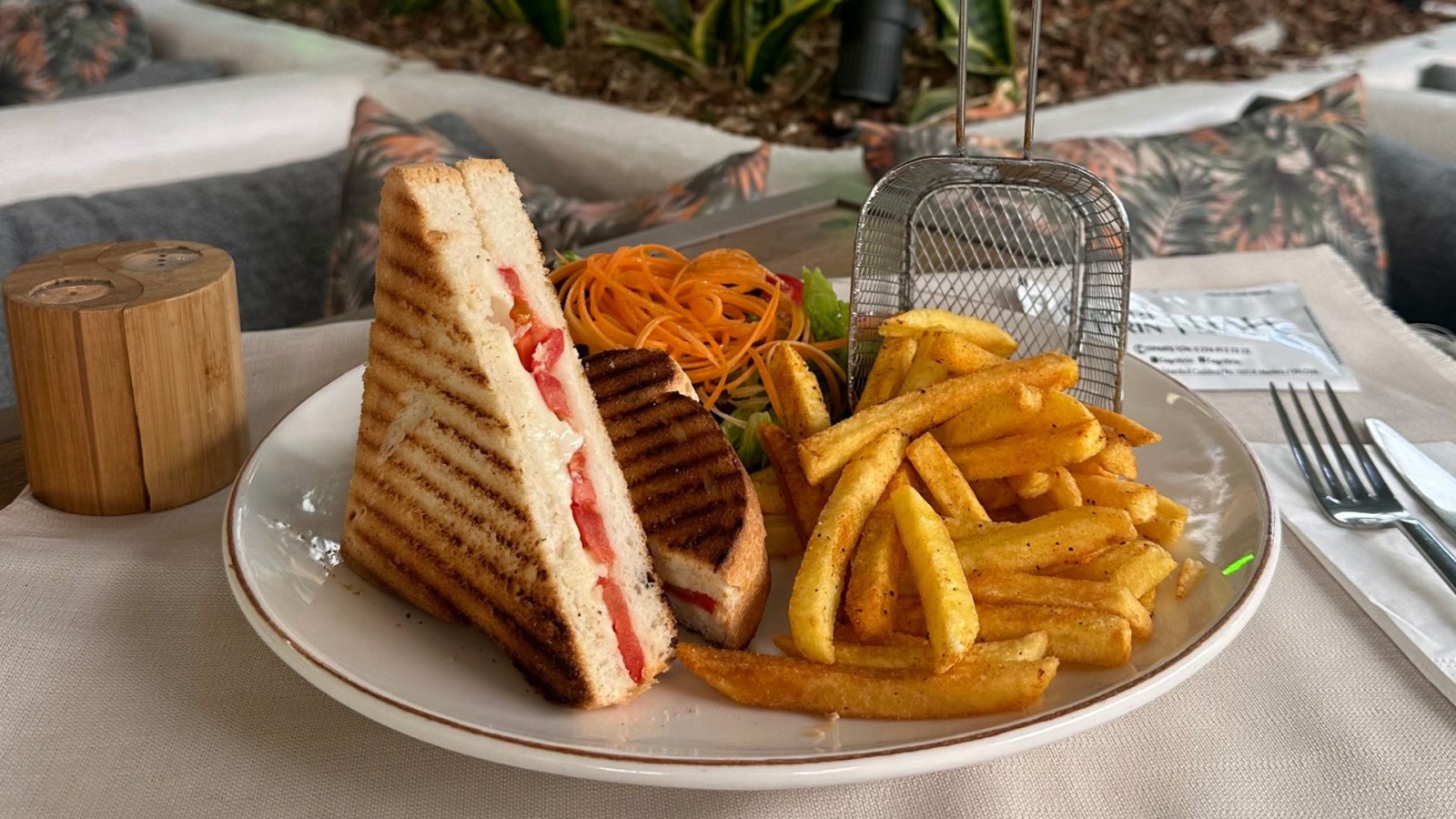 Beyaz Peynirli Domatesli Tost