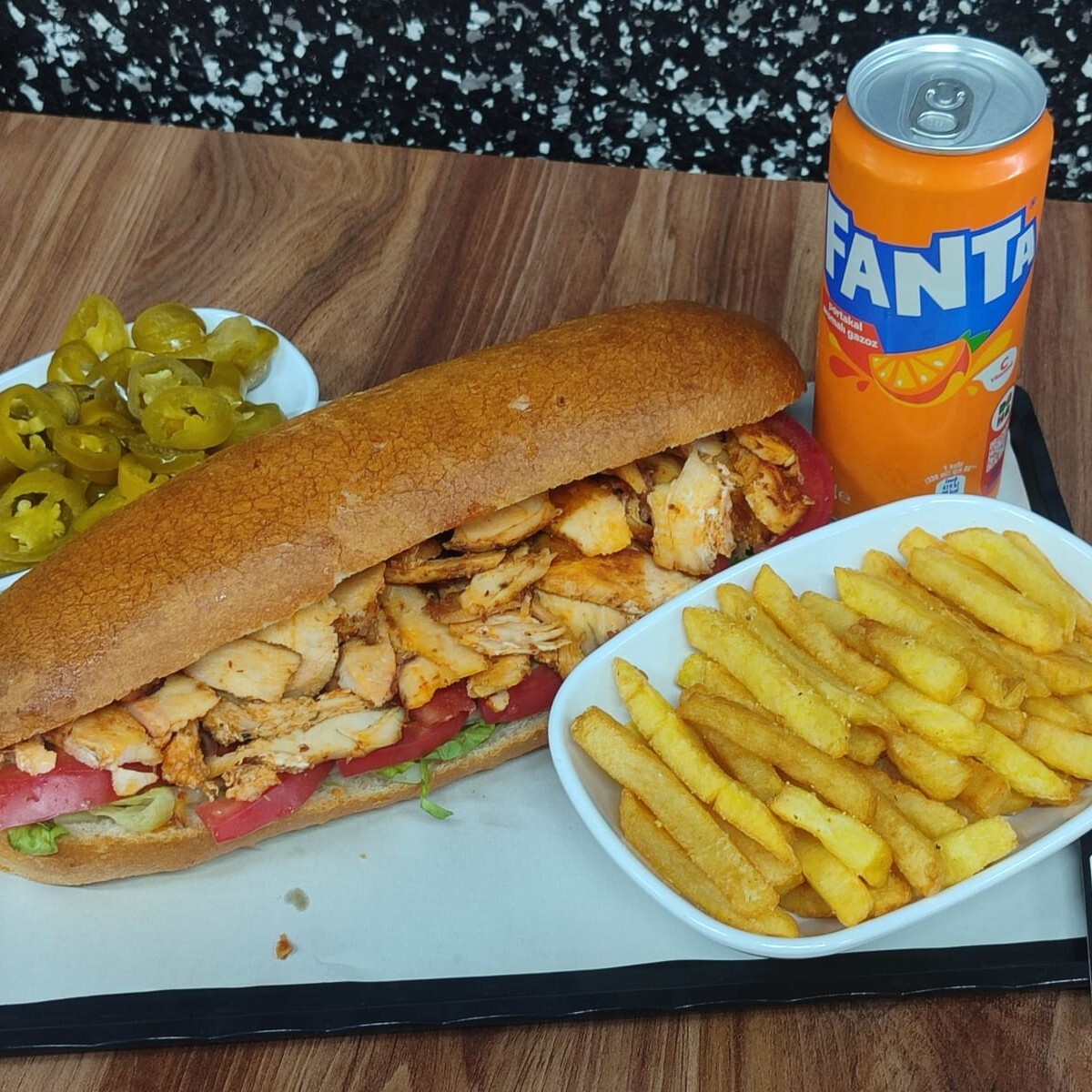 1 Kişilik Somun Ekmek Arası Tavuk Döner 330 Ml Fanta Menü