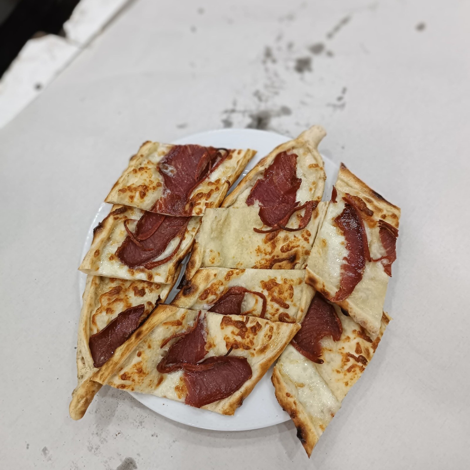 Pastırmalı kaşarlı Pide