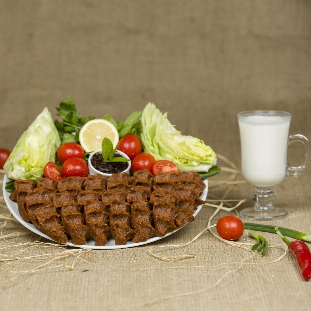 Acılı Çiğ köfte 500 gr + Eker 1 Litre Ayran