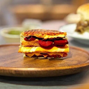 Baz Sucuklu, Pastırmalı Tost (Karnaval)