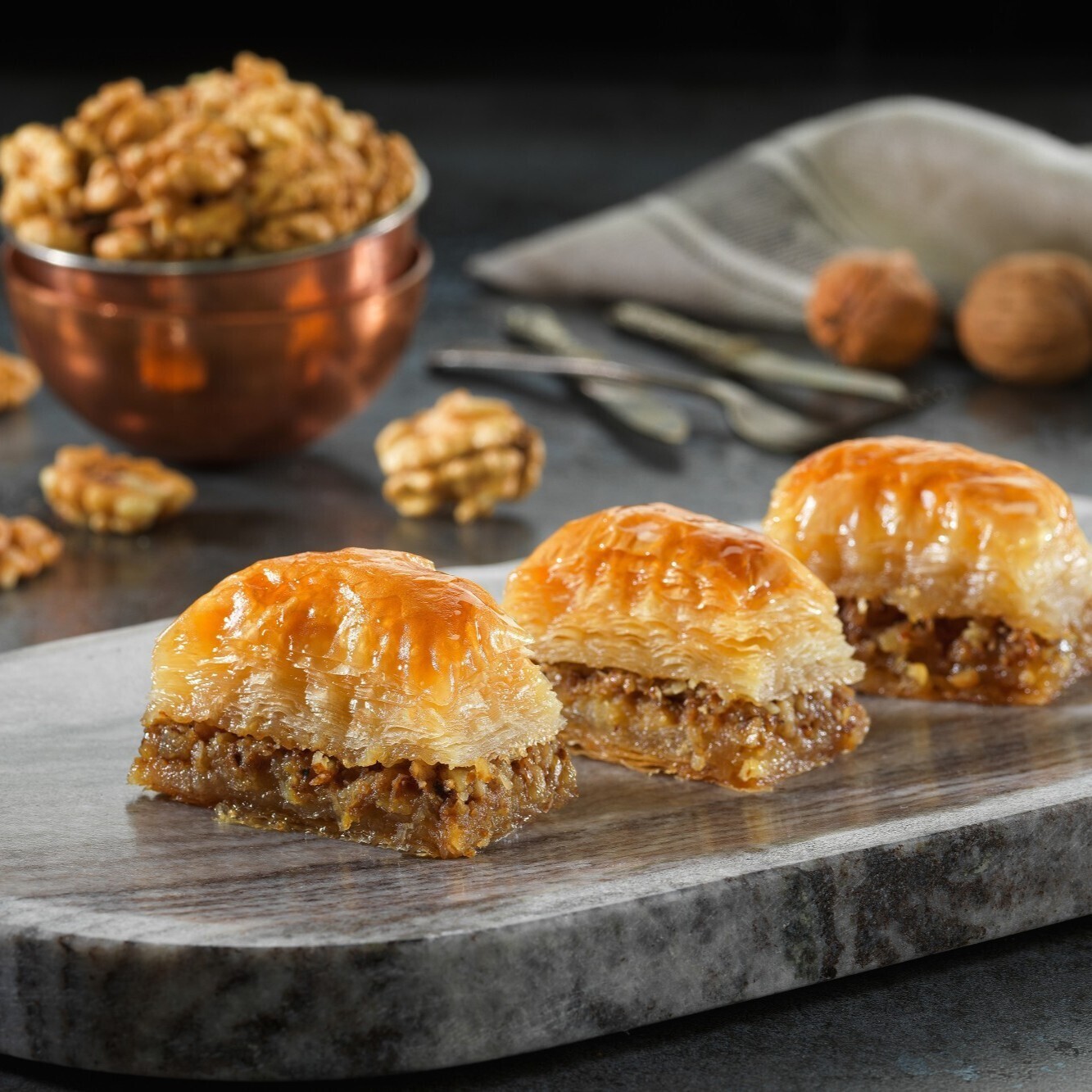 Cevizli Baklava (500 gr) + 1 Litre Sarıyer kola