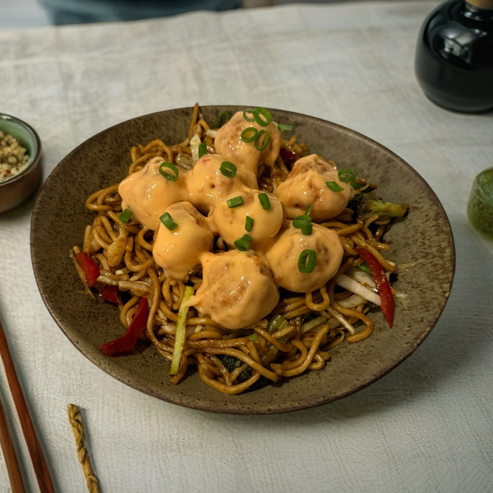 Sebzeli Noodle Üstü Dynamite Chicken