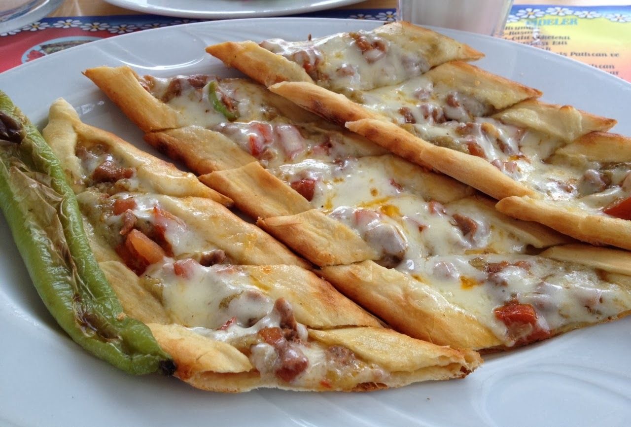 Kuşbaşılı Kaşarlı Pide