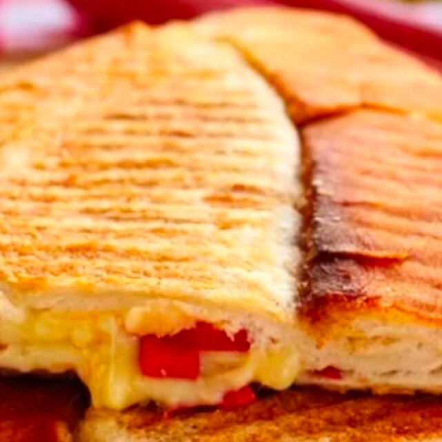 Yarım Ekmek Labne Peynirli Sucuklu Kaşarlı Tost