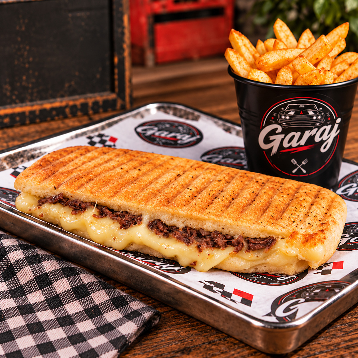 Kavurmalı Kaşarlı Tost + Patates