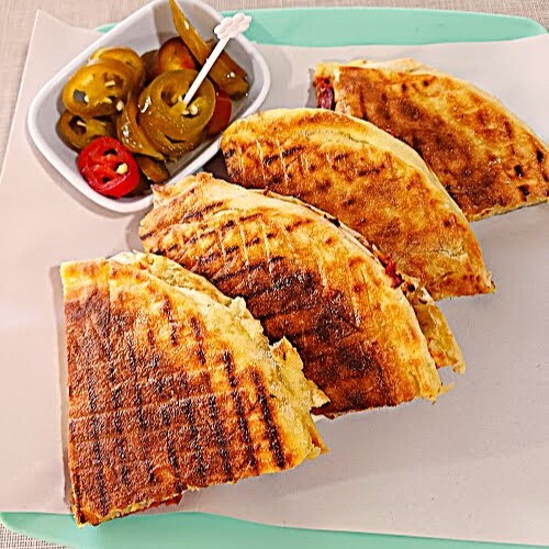 Bazlama Ekmeğine Kavurmalı Kaşarlı Tost