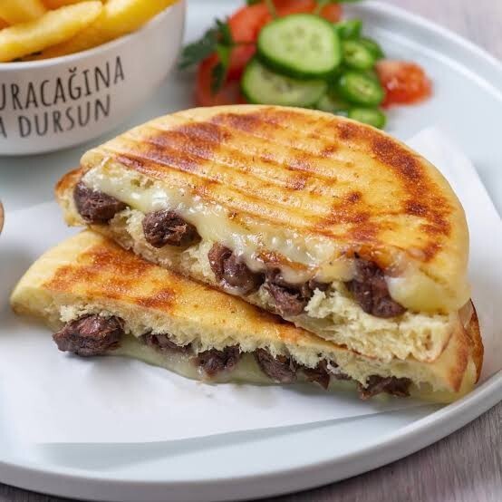 Kavurma Kaşarlı Bazlama Tost